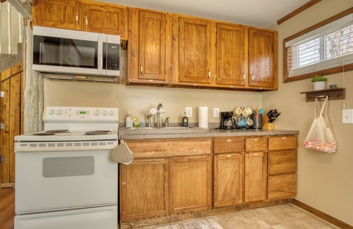 Lake George Cottage | Lake George Getaway: Cozy cottage w/kayaks, cornhole, Xbox, volleyball
