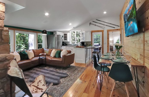Newland Cabin | Lake, Golf & Hike at Linville Lodge in Linville Land Harbor Resort Community