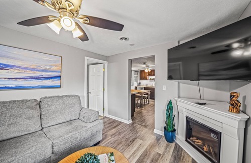 Geneva-on-the-Lake Cottage | Lake Grove Cottage: 1 min walk to the Strip!