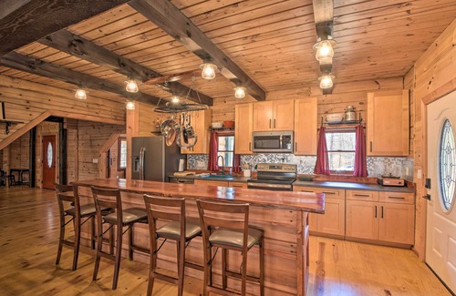 Westminster Cabin | Lake Hartwell Area Cabin w/Community Pool Access!