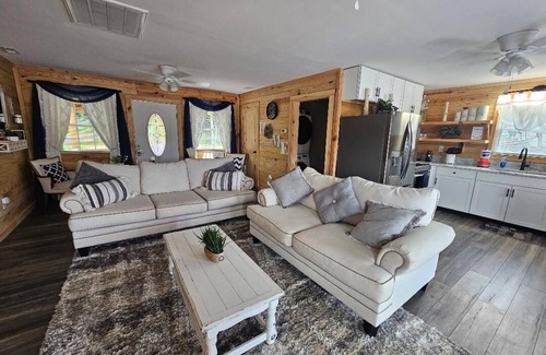 Tunnel Hill Cabin | Lake Haven Cottage-Lake front