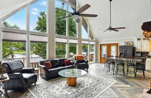 Conover House | Lake Hickory Waterfront Retreat