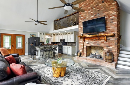 Conover House | Lake Hickory Waterfront Retreat