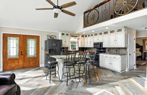 Conover House | Lake Hickory Waterfront Retreat