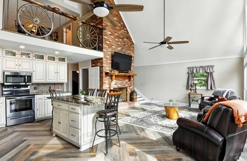 Conover House | Lake Hickory Waterfront Retreat