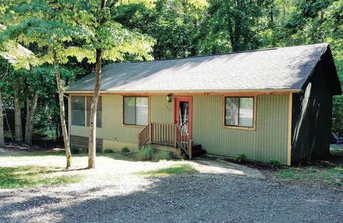 Jamestown Cottage | Lake House Hideaway #3, Only 2 miles from Jamestown Marina