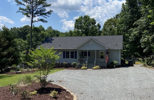 Henrico House | Lake House home year round with all of the amenities. Pos avail Pontoon boat.