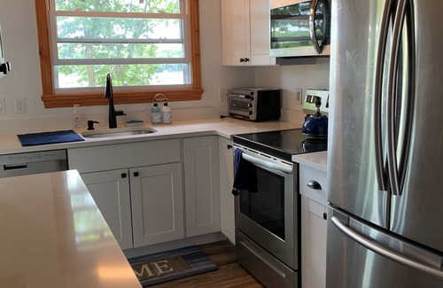 Highland Lakes Cottage | Lake House/Private Dock & Deck on the water/5min from Skiing, Hiking & Golf