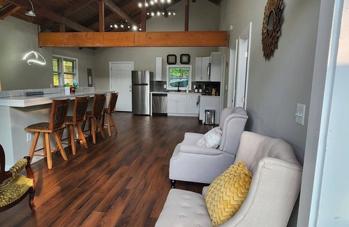 Winchester House | Lake House w/2 huge decks/2 sunrooms/shower panel w/6 modes/beach nearby