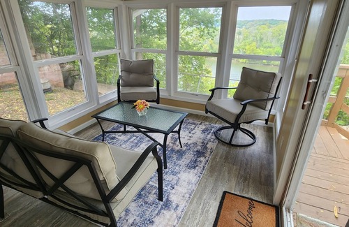 Warsaw House | Lake house with a view! Overlooks Warsaw and Lake of the Ozarks, Sleeps 4