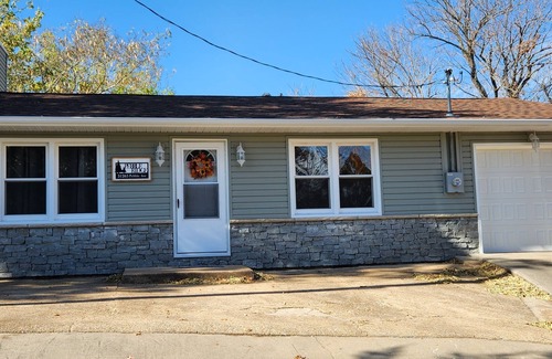 Warsaw House | Lake house with a view! Overlooks Warsaw and Lake of the Ozarks, Sleeps 4