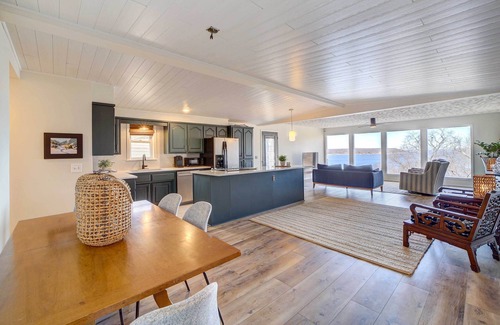 Locust Grove Cabin | Lake Hudson Home w/Patio in Locust Grove