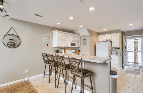 Camdenton Apartment | Lake It Easy Waterfront Ozarks Condo with Balcony!