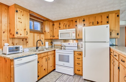 Lake Junaluska Apartment | Lake Junaluska retreat with patio, new HVAC system, and free WiFi
