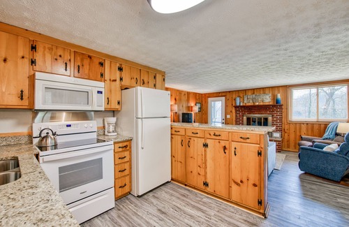 Lake Junaluska Apartment | Lake Junaluska retreat with patio, new HVAC system, and free WiFi