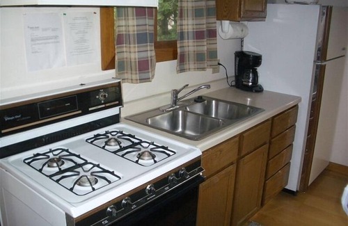 Stoughton Cottage | Lake Kegonsa 1BR Cottage 15 Min.to Madison,Sleeps 3 ,Kayaks