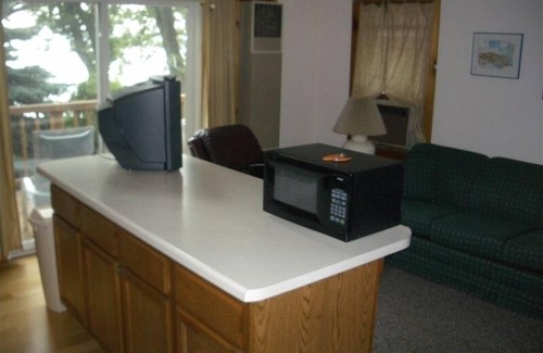 Stoughton Cottage | Lake Kegonsa 1BR Cottage 15 Min.to Madison,Sleeps 3 ,Kayaks