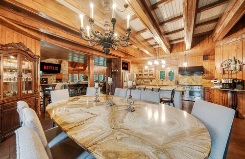 Gainesville House | LAKE LANIER CASTLE.YOUR OWN PRIVATE RESORT. BOATS, JETSKIS. PICKLEBALL, POOL