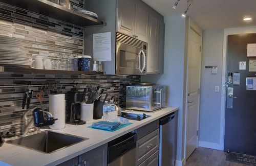 Lake Las Vegas Condo | Lake Las Vegas View | Minutes from the Strip | Pool, Spa | Golf -All the things!