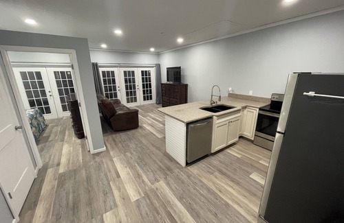 Douglas House | Lake Life Bungalow w/pool & 3 Kayaks in Baymeadows Estates - Great Fishing!