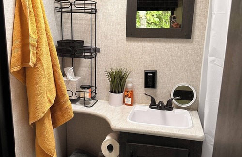 Moe House | Lake Life- Easy & Comfortable in this Cozy 2-bedroom RV with WiFi & AC