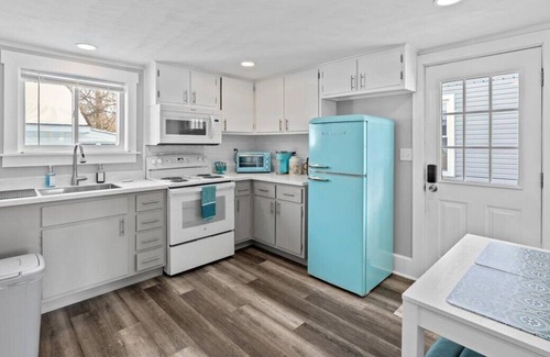 North East Cottage | Lake life meets Wine country! Quiet oasis close to the fun 🍇🍷🌊🏡✨️