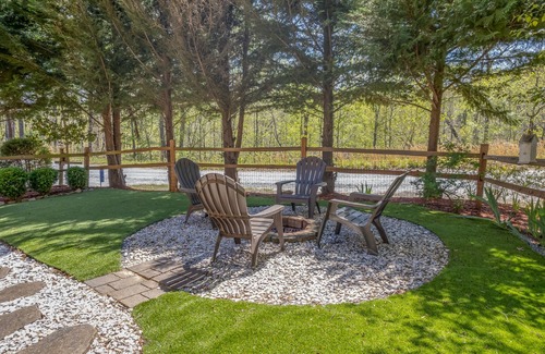 Lake Lure Cabin | Lake Lure-Lovely Log cabin- Private Lake with Beach access. Kayaks provided. Pet