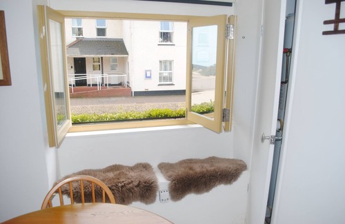 Honiton Apartment | Lake Makers Cottage - Relaxing Apartment in the Quaint Market Town of Honiton