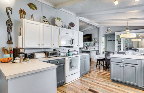 Summerton House | Lake Marion Home: Kayaks, Dock, Waterfront Fun!