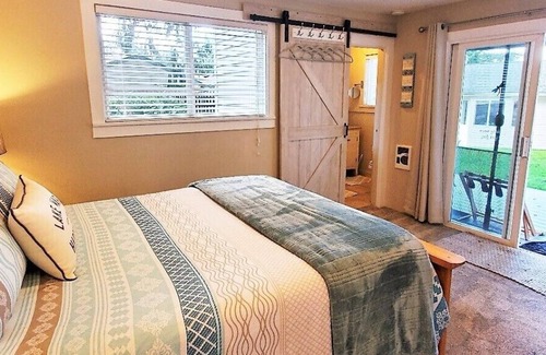Warm Beach Cottage | Lake Martha Cottage & Glassblowing Studio