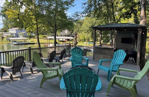 Dadeville House | Lake Martin lakehouse. Screened porch. Dock. firepit & views. 30 min to Auburn