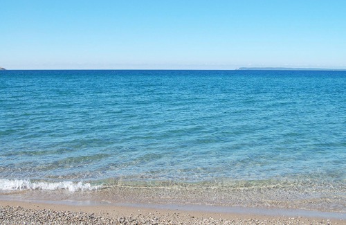 Glen Arbor Condo | Lake Michigan Beachfront Condo in Glen Arbor - 2B/2B, Lower Level Unit!