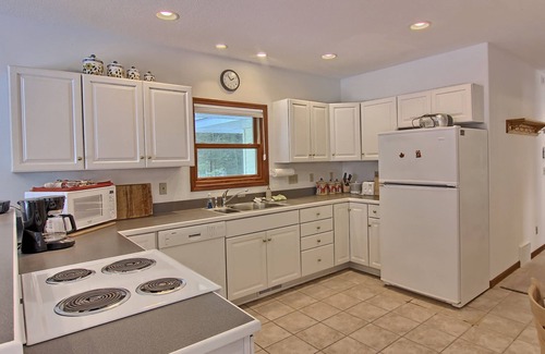Ellsworth House | Lake Michigan Sunsets | 3 Bedroom | 15 Minutes to Torch Lake