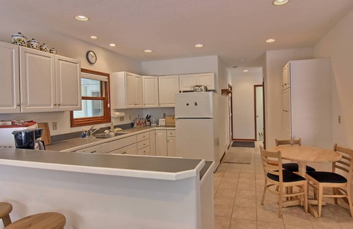 Ellsworth House | Lake Michigan Sunsets | 3 Bedroom | 15 Minutes to Torch Lake