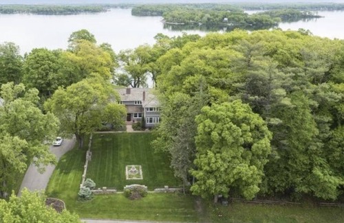 Minnetrista House | Lake Minnetonka Beauty! Sleeps 18 ~ Dramatic Sweeping Views Of The Upper Lake