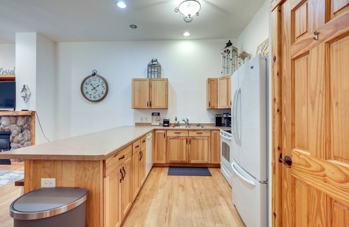 Minocqua Condo | Lake Minocqua Condo w/Shared Fire Pit!