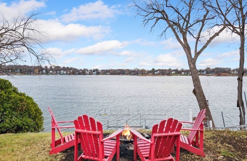 Mound House | LAKE MTKA Waterfront Modern Farmhouse Extended Stays