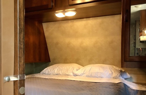 Gilbert House | Lake Murray lakefront/lake view RV camping/boating Short forest trail to shore