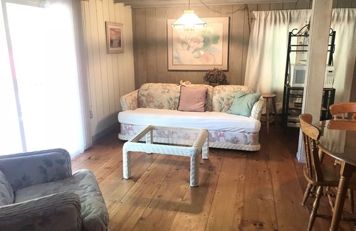 Mannsville House | Lake Ontario East, sleeps 10, beach, 2 kayaks, firepit, gas grill, yard, porc