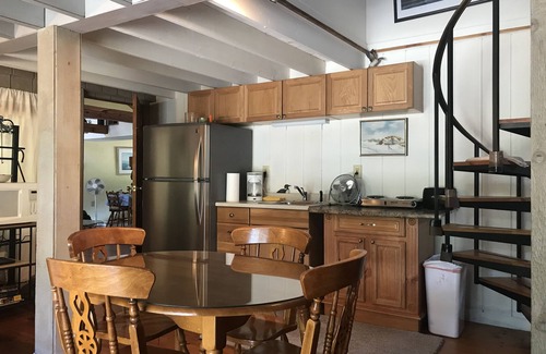 Mannsville House | Lake Ontario East, sleeps 10, beach, 2 kayaks, firepit, gas grill, yard, porc