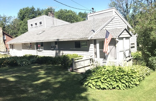 Mannsville House | Lake Ontario East, sleeps 10, beach, 2 kayaks, firepit, gas grill, yard, porc