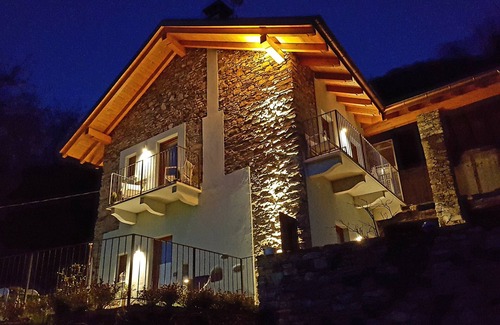 Crabbia Apartment | LAKE ORTA - APARTMENT LAKE VIEW, BEACH, PRIVATE GARDEN (GROUND FLOOR)