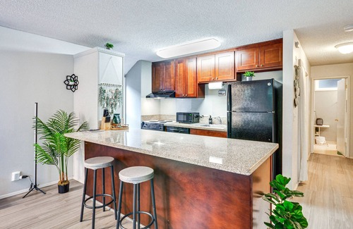 Mount Park Condo | Lake Oswego Condo w/Balcony, 3 Mi to the Water!