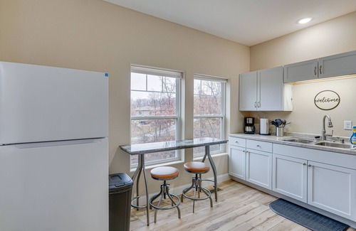Lake Ozark Apartment | Lake Ozark Apartment w/Balcony < 1 Mi to Water!