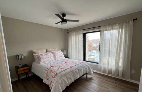 Lake Ozark Ski Chalet | Lake Ozarks “Castaway Cove” - New Lake Front Home