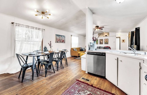 Chandler House | Lake Palestine Homes ideal for Retreat & Events-accommodate 20+ gather 40+
