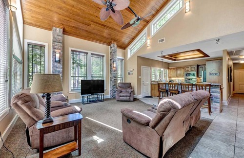 Flint House | Lake Palestine Retreat – Dock, Fire Pit & Serene Views