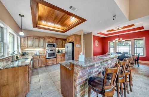 Flint House | Lake Palestine Retreat – Dock, Fire Pit & Serene Views