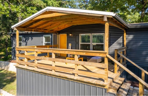 Chandler House | Lake Palestine Retreat | Events And Gather 20 +