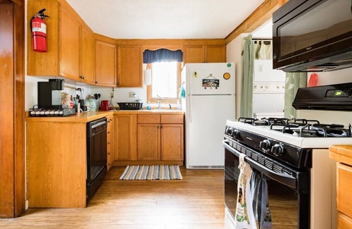 Coventry Lake Cabin | Lake - PetsOK - Wi-Fi - W&D - Fire Pit - Kayaks